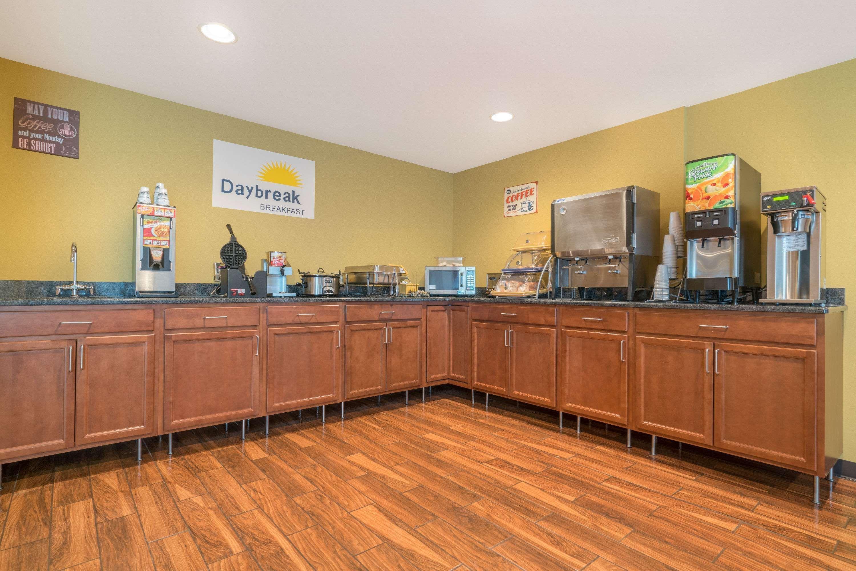 Days Inn & Suites By Wyndham Rochester South Exteriér fotografie