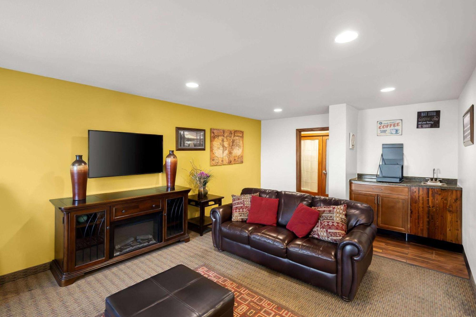 Days Inn & Suites By Wyndham Rochester South Exteriér fotografie