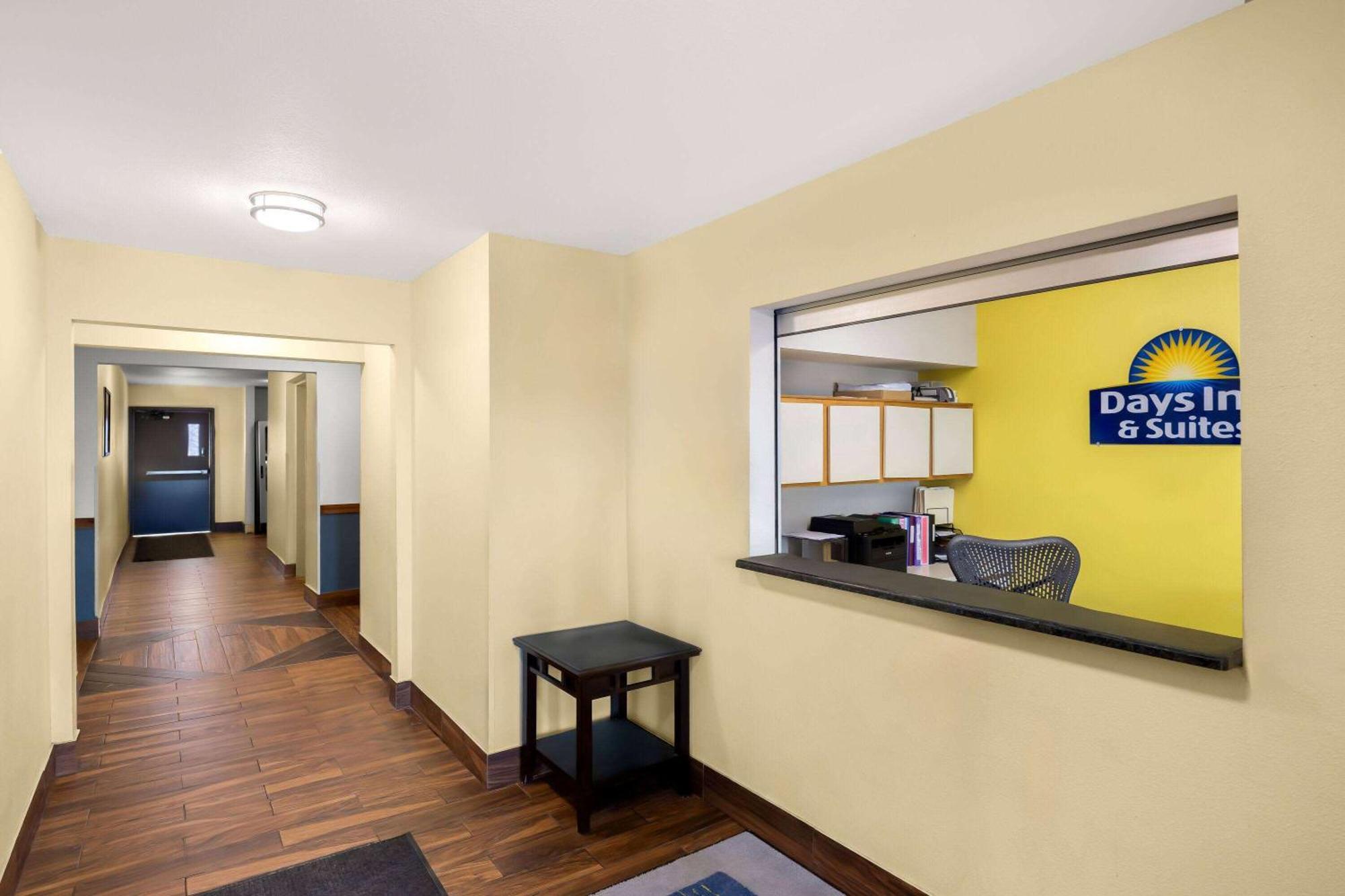 Days Inn & Suites By Wyndham Rochester South Exteriér fotografie