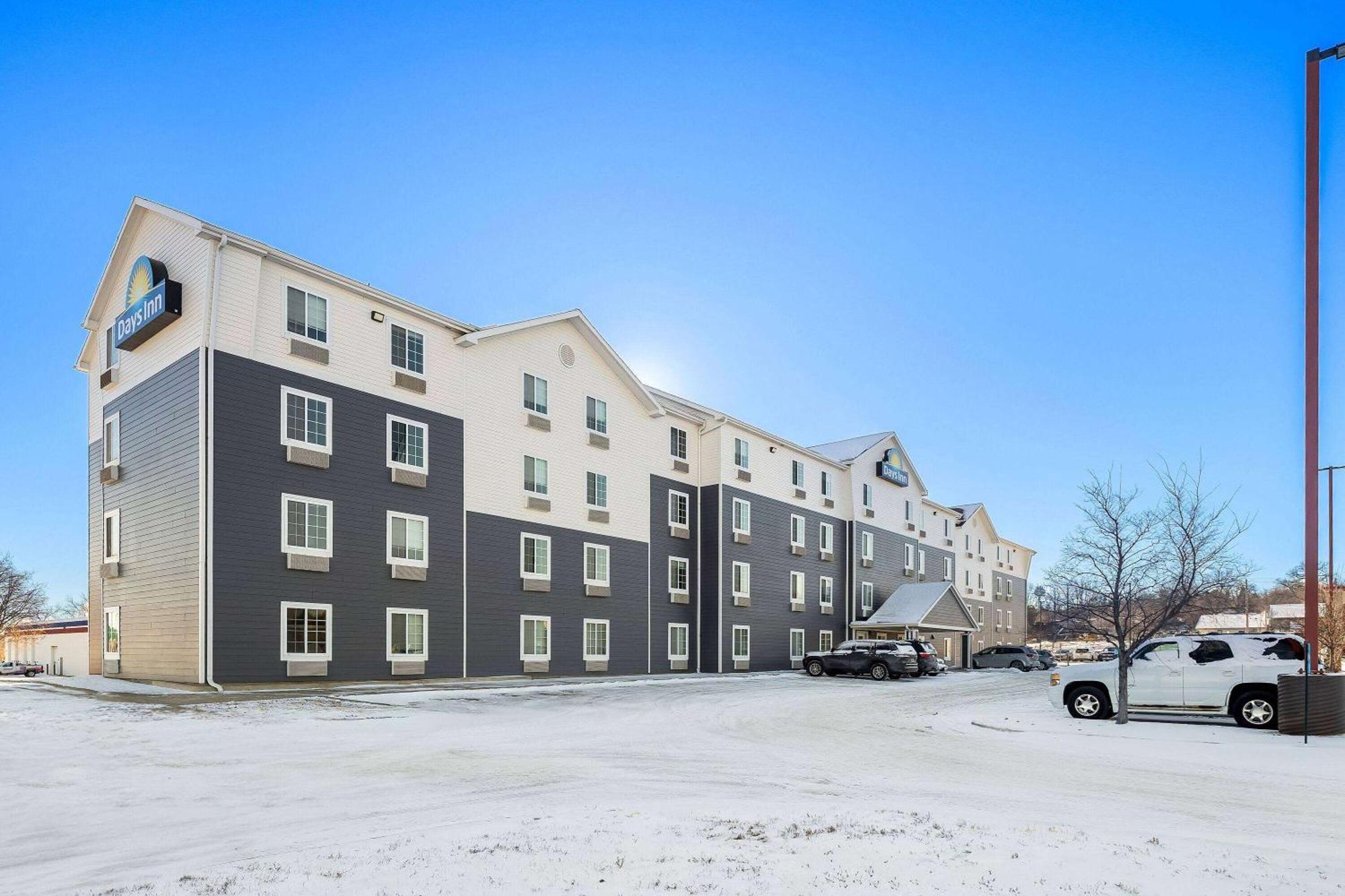 Days Inn & Suites By Wyndham Rochester South Exteriér fotografie